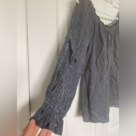 American Eagle Outfitters, sleeves have pretty detail, wide-neck. Size is xs. - Picture 2 of 3